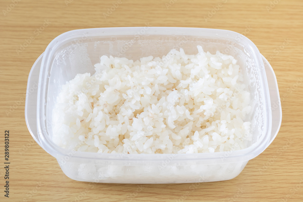 タッパーで冷凍保存したご飯を解凍して食べる タッパーで冷凍保存したご飯を解凍して食べる