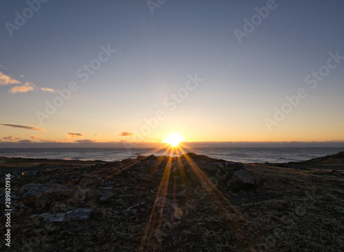 Blick auf das Meer mit Sonnenuntergang am Horizont photo