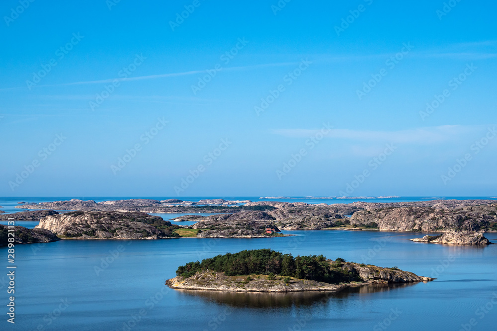 Blick auf die Schäreninseln vor der Stadt Fjällbacka in Schweden