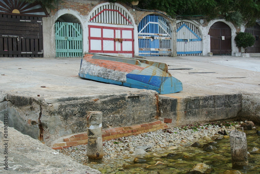 Obraz premium vecchia barca abbandonata al passetto di Ancona