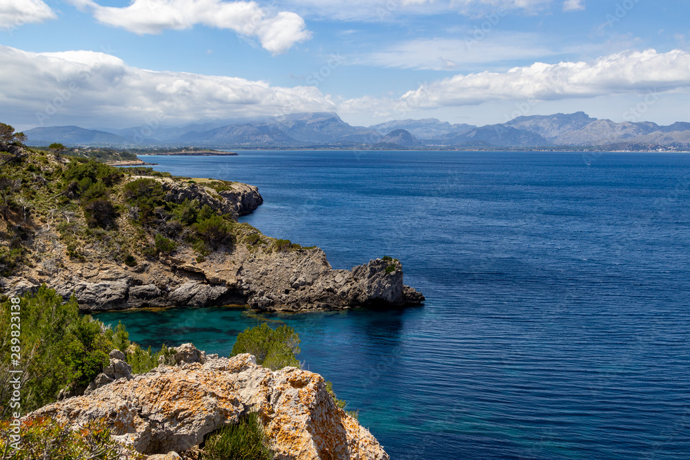 Bucht Ses Caletes auf der Halbinsel La Victoria, Mallorca mit türkisfarbenem Wasser und Felsen im Meer