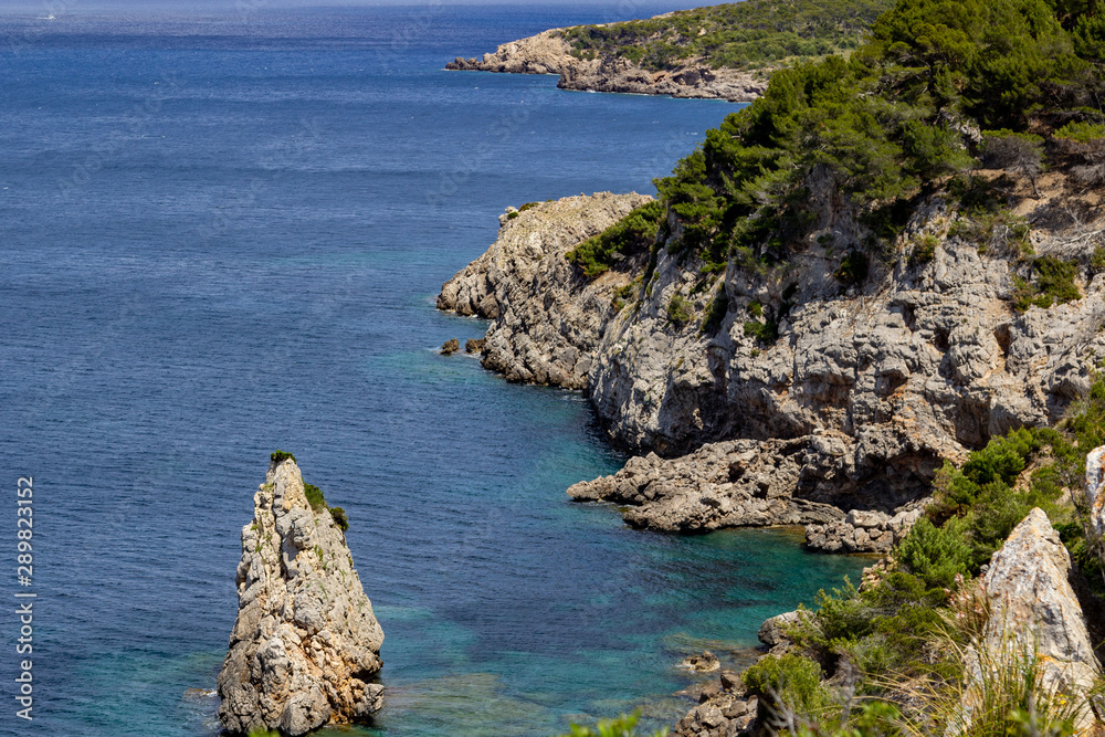Bucht Ses Caletes auf der Halbinsel La Victoria, Mallorca mit türkisfarbenem Wasser und Felsen im Meer