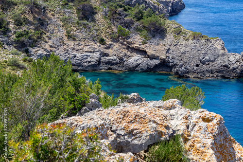 Bucht Ses Caletes auf der Halbinsel La Victoria, Mallorca mit türkisfarbenem Wasser und Felsen im Meer © Reiner