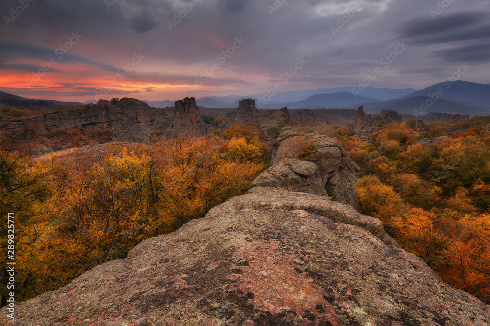 Fototapeta premium Skały Belogradchik. Wspaniały poranny widok na skały Belogradchik w Bułgarii, oświetlone jesiennym słońcem.