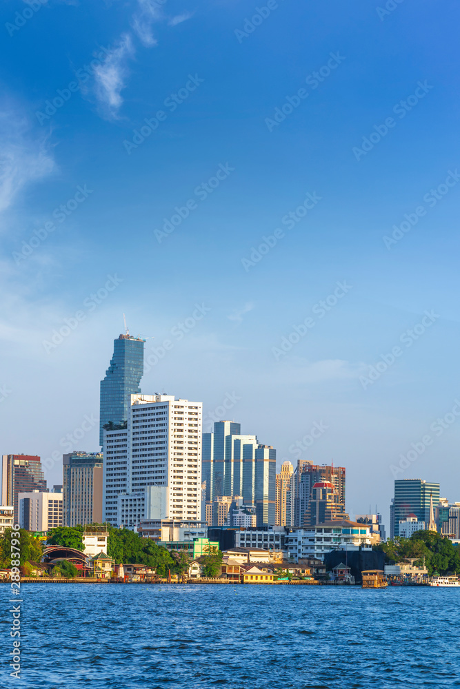 Obraz premium cityscape of Bangkok city skyline with blue sky background, Bangkok city is modern metropolis of Thailand and favorite of tourists