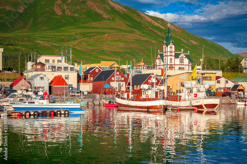 Obraz na płótnie Town of Husavik at sunset, north coast of Iceland w salonie