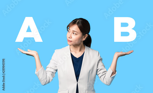 Fotografía 比較する女性