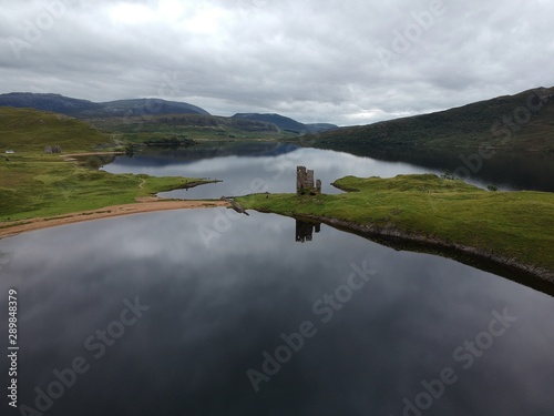 Alte Burgruine in Schottland auf einer Insel in den Highlands umgeben von Wasser 