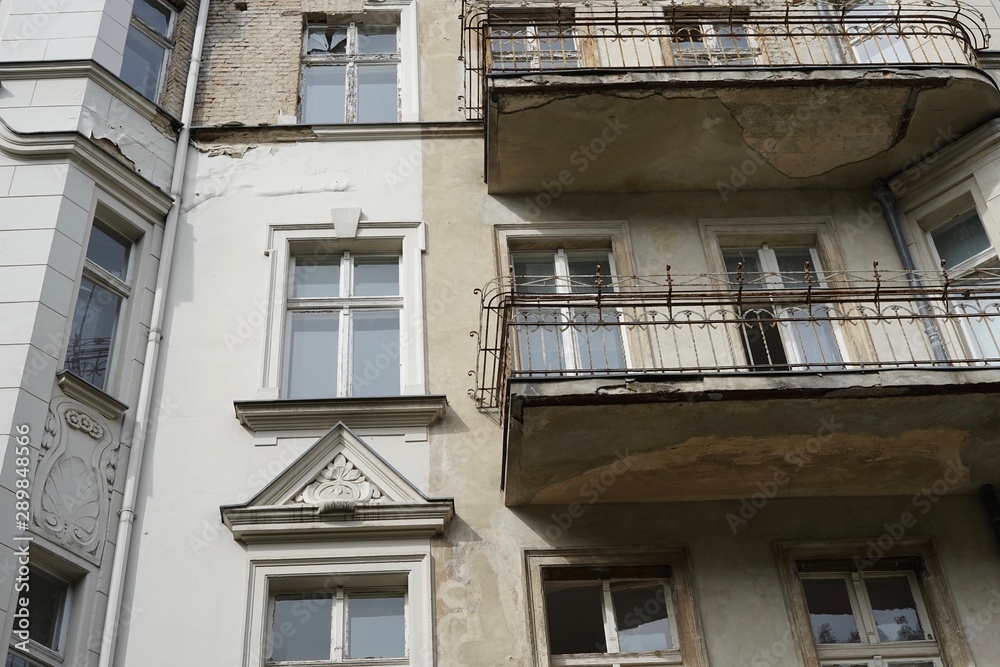 Fassade eines verlassenen Jugendstilhauses in Berlin