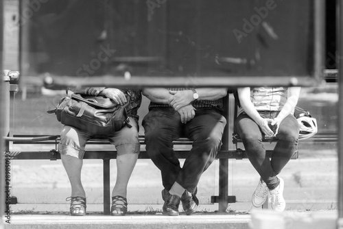 Photography Fahrgäste waren an einer Berliner Strassenbahnhaltestelle