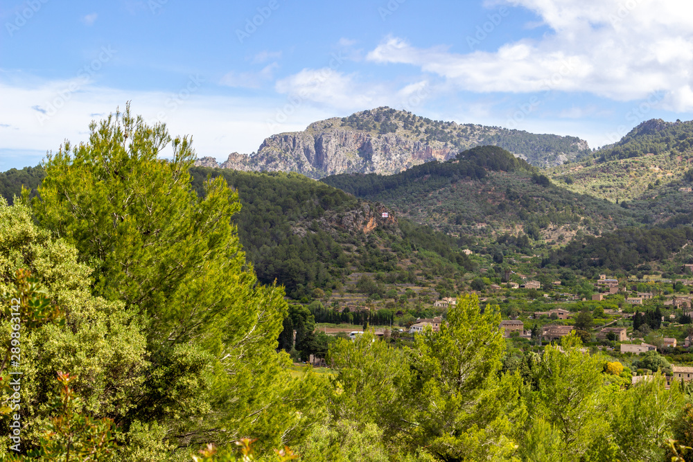 Aussicht auf die Landschaft am Coll de Soller in Norden von Mallorca an einem sonnigen Tag