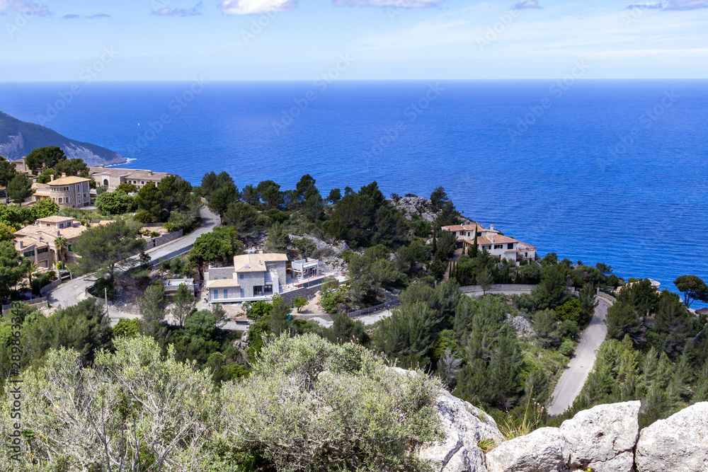 Weitblick auf die Landschaft rund um die Siedlung George Sand mit dem Aussichtspunkt Puig de la Moneda im Norden von Mallorca an einem sonnigen Tag