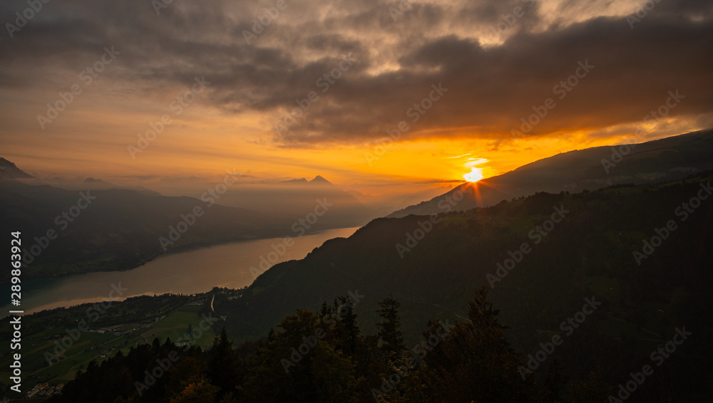 Sonnenuntergang über dem Thunersee Aussicht von Harder Kulm in Interlaken