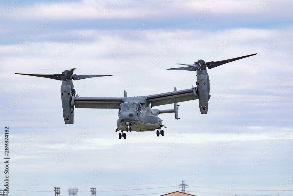 飛行するティルトローター機 foto de Stock Adobe Stock