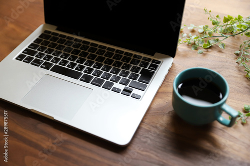 Macのノートパソコンとコーヒー