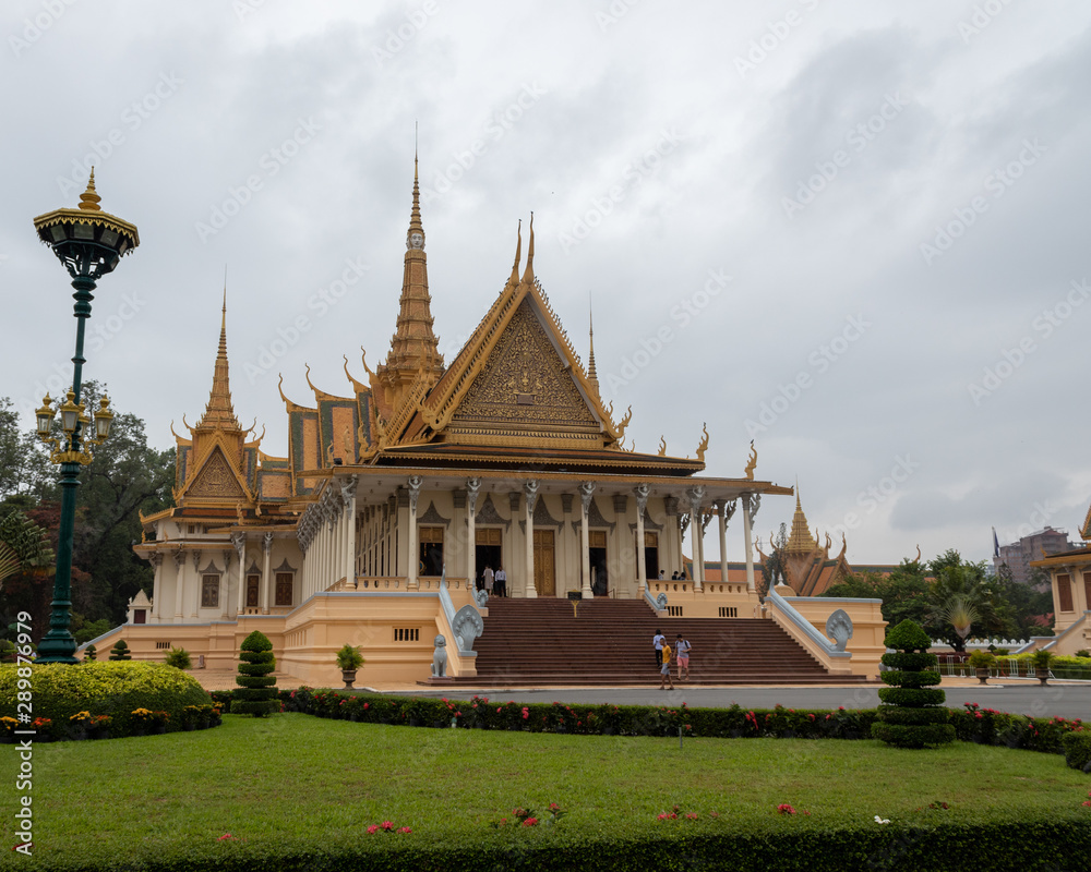 Naklejka premium cambidian palace grounds