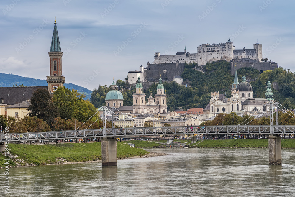 Obraz premium City panorama of historical sights in baroque city Salzburg, Austria. Autumn landscape with Festung Hohensalzburg and Salzach river