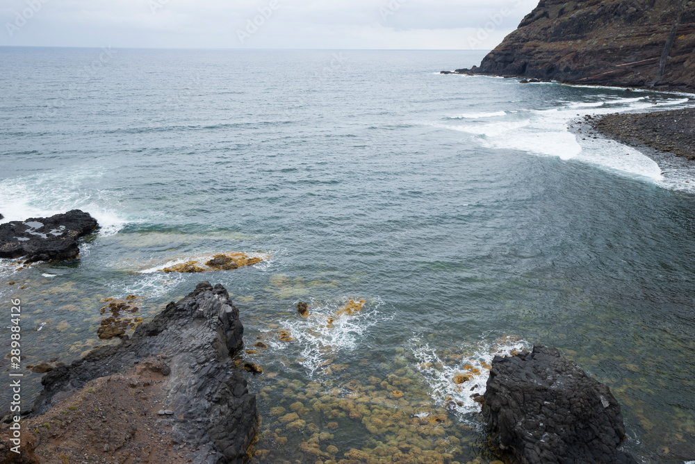 Blick auf Felsen im Meer auf Teneriffa