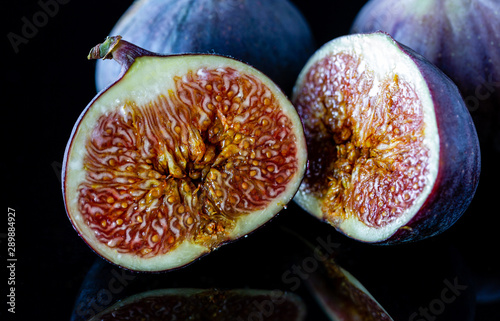 Dojrzale i swieze figi. Przkrojona figa.  Figa na czarnym tle.  Smaczny owoc na deser. 