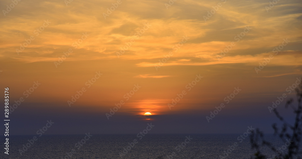 Farbkräftiger Sonnenuntergang an der Levanteküste