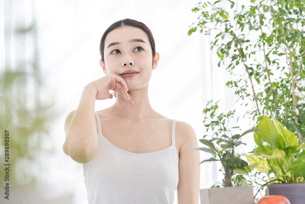 肌のセルフケアをする女性 肌のセルフケアをする女性