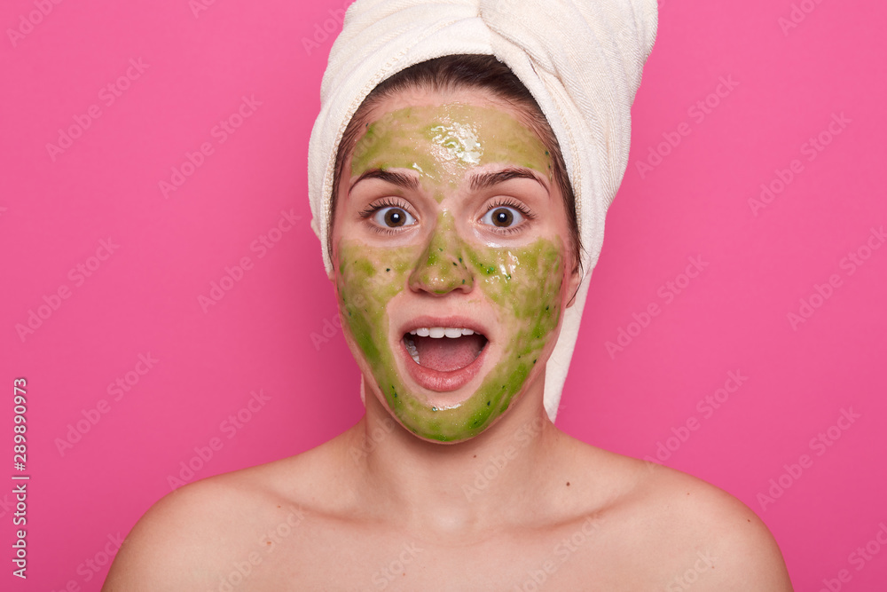 Φωτογραφία Studio shot of pretty girl with green clay facial mask