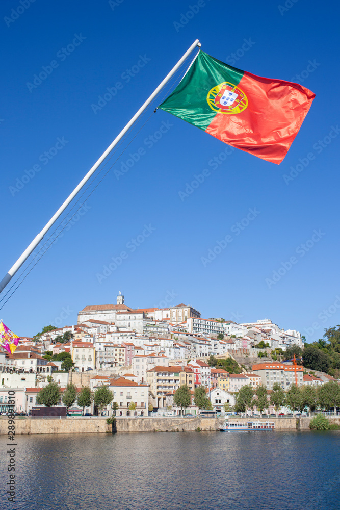Φωτογραφία Old town view of Coimbra from Santa Clara bridge with Portugal flag weaving in t
