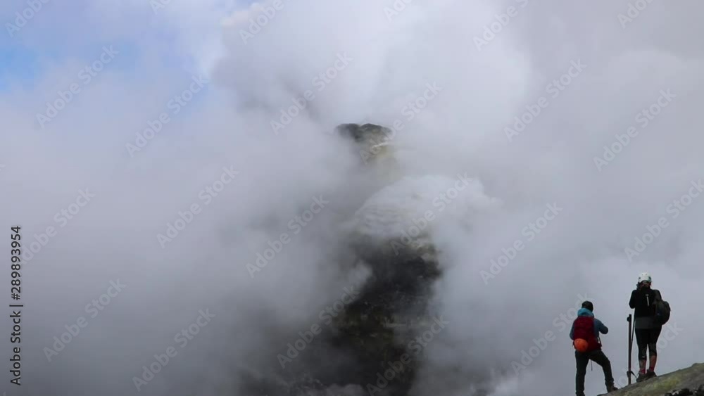 Gas che fuoriescono dai crateri sommitali del vulcano Etna Gas che fuoriescono dai crateri sommitali del vulcano Etna