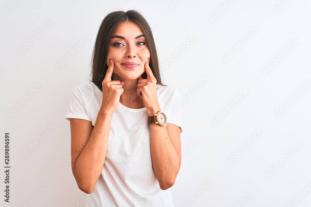 Young beautiful woman wearing casual t-shirt standing over isolated white background Smiling with open mouth, fingers pointing and forcing cheerful smile Young beautiful woman wearing casual t-shirt standing over isolated white background Smiling with open mouth, fingers pointing and forcing cheerful smile