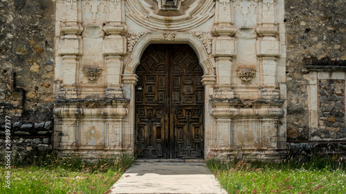 puerta antigua  de Iglesia mexicana del año 1700 en Guadalcazar photo