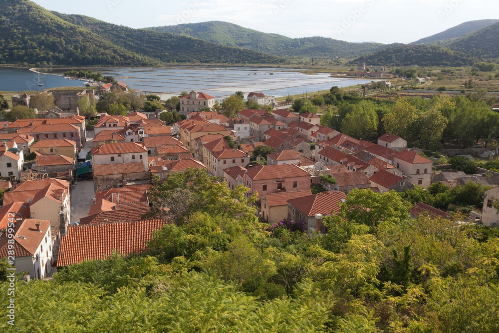Über den Dächern von Ston auf der Halbinsel Peljesac, Kroatien