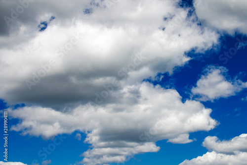Photos White fluffy clouds in a dark blue sky