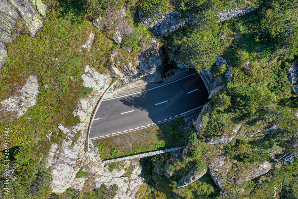 Strassentunnel, natürlich aus Felsen Strassentunnel, natürlich aus Felsen