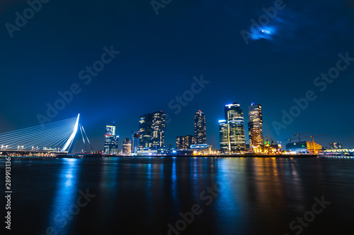 nocna-panorama-miasta-rotterdam