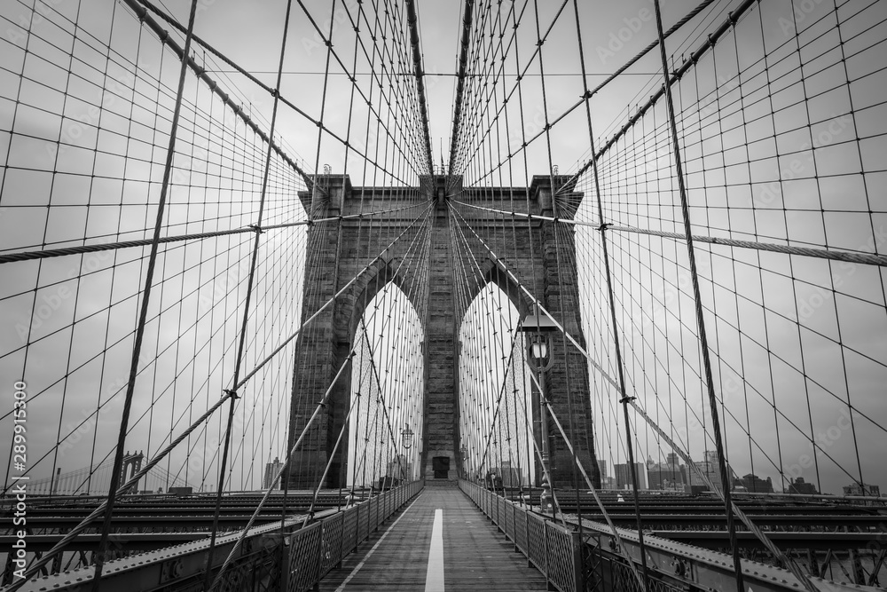 Fototapeta premium Architektura Brooklyn Bridge w odcieniach czerni i bieli, Nowy Jork