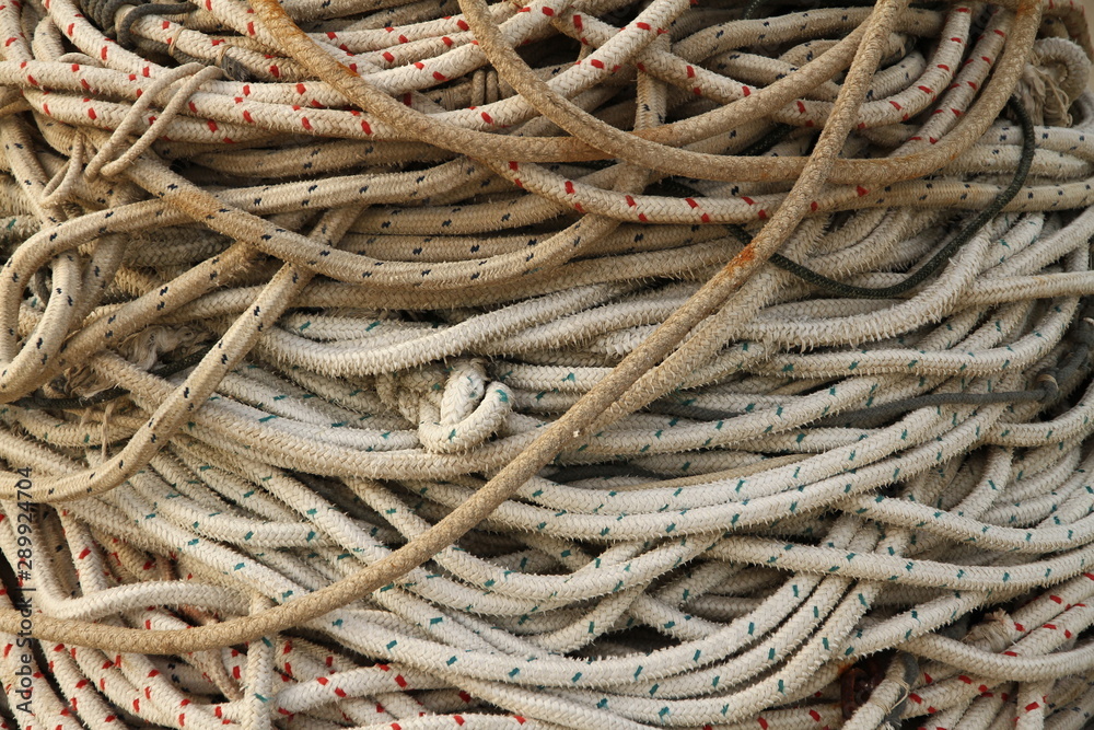 Verknotete Seile am Hafen bevor sie vom Seemann entwirrt werden