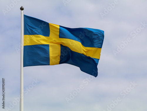 Fahne Schweden an Fahnenstange bei Wind