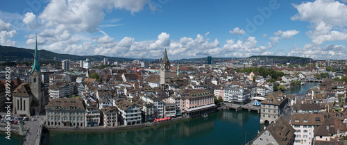 Panorama Altstadt Zürich von oben mit Limmat blauem Himmel und Wolken