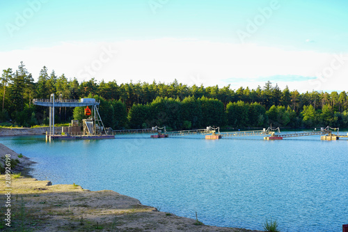 Schwimmbagger mit Transportband photo