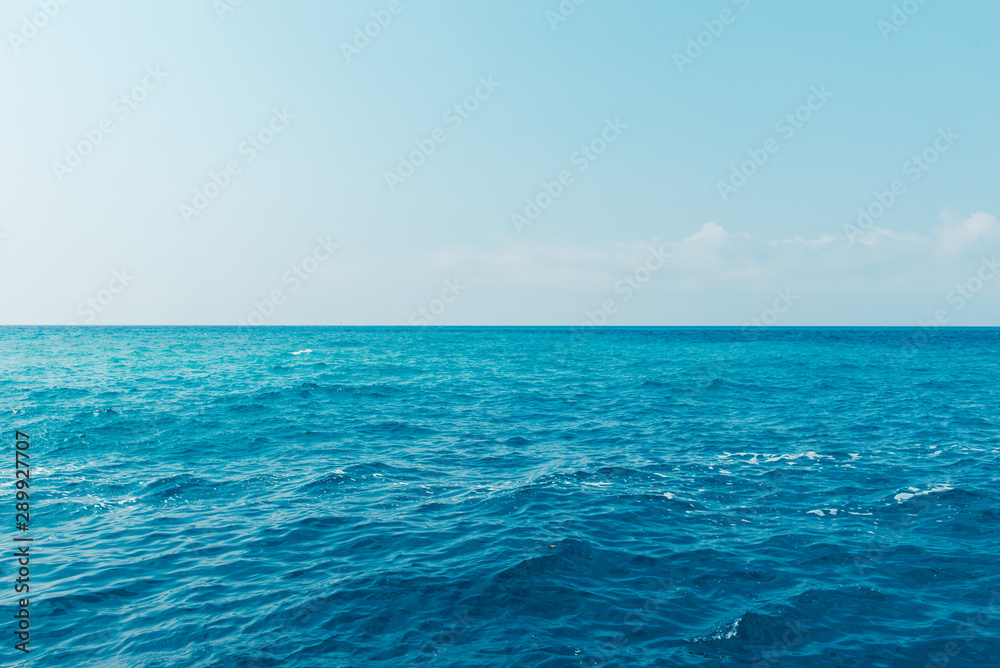 Mer bleue parfaite, sans vagues, pardisiaque - obrazy, fototapety, plakaty 