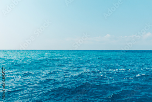 Mer bleue parfaite, sans vagues, pardisiaque