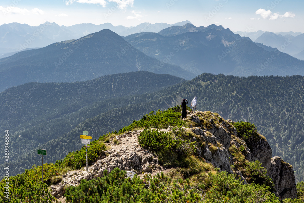 Touristen wandern auf dem Herzogstand in Bayern