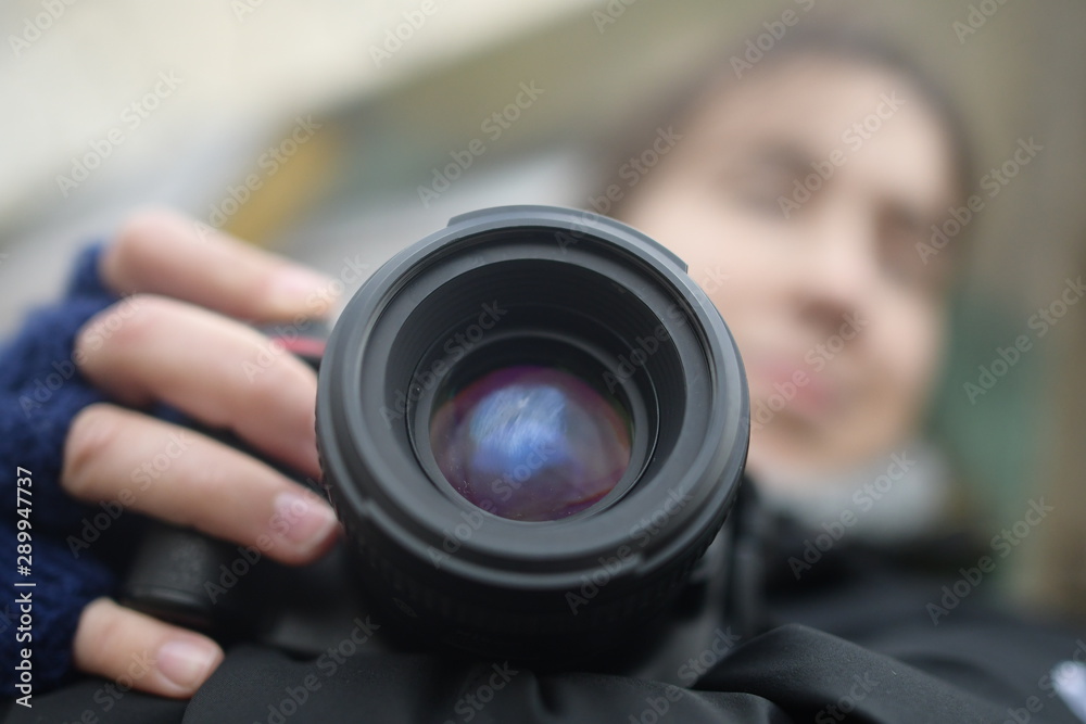 Fotógrafa con cámara en mano Fotógrafa con cámara en mano