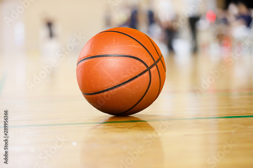 バスケットボールのタイムアウト中に,体育館の床に置かれたボール