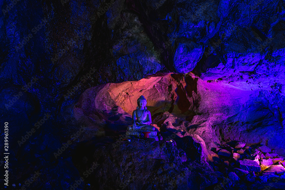 洞窟の仏像