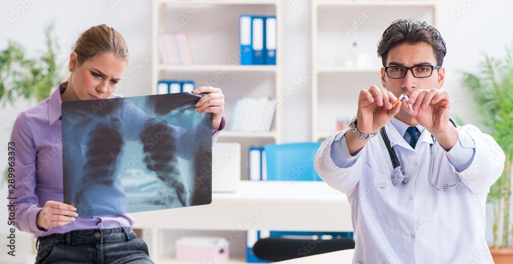 Obraz premium Doctor examining x-ray images of patient