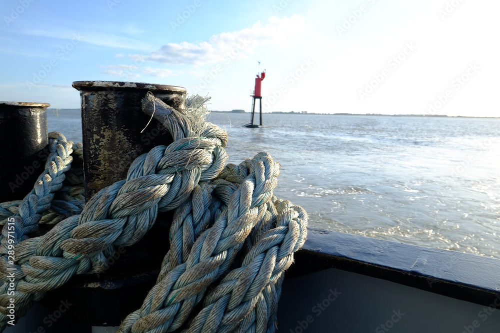 Obraz premium Poller mit Tauwerk auf einem Schiff