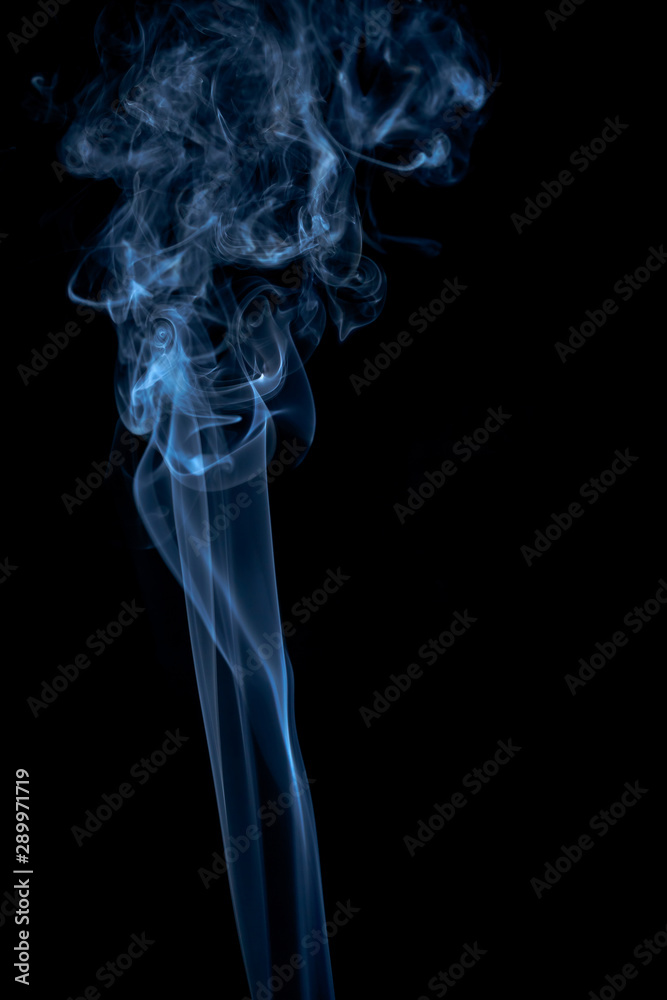 Obraz premium Blue smoke on dark background
