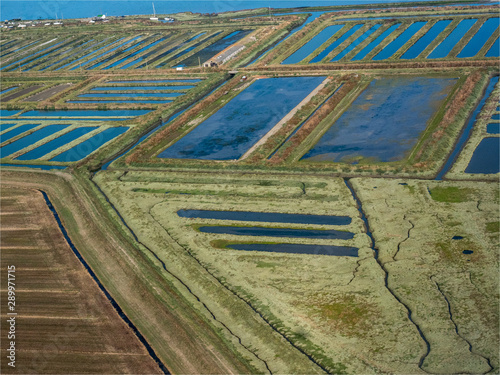 vue aérienne de marais salants sur l'île de Noirmoutiers en France