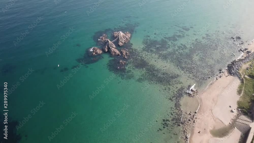 夫婦岩と白い鳥居 青い海 上空を前進して通過 朝 空撮 トラックアップ パンダウン v22